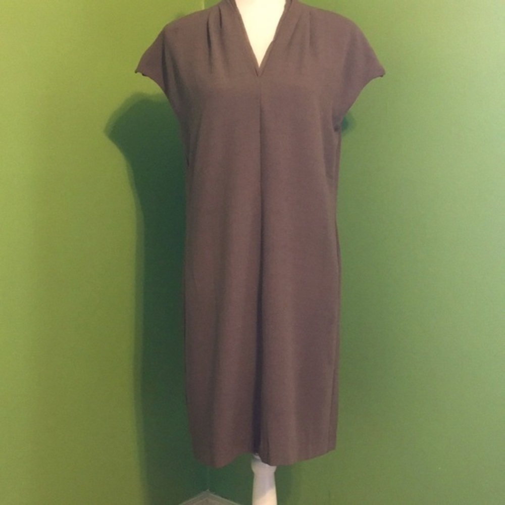CARMEN MARC VALVO taupe cap sleeves knee length‎ shift dress